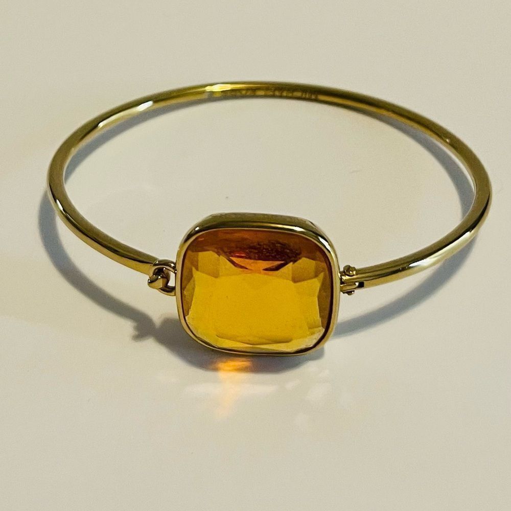 Gold tone bangle bracelet with clasp opening. - Picture 4 of 4
